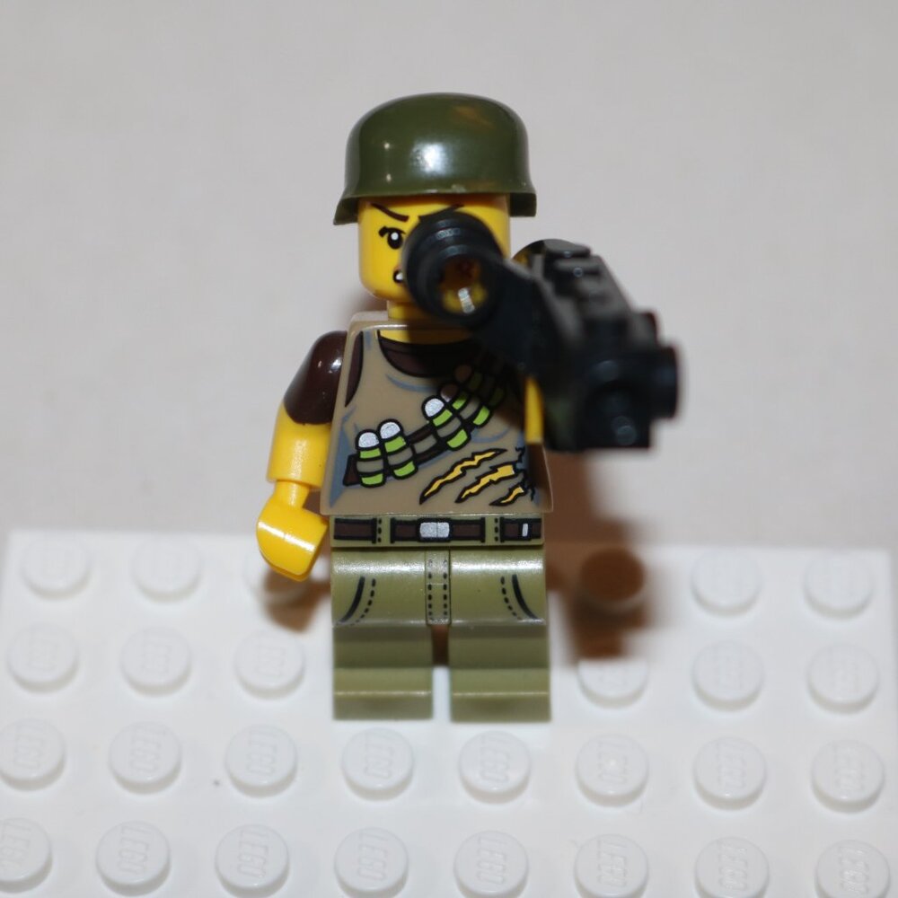 Lego Minifigure Dino Tracker With blaster and military hat - Picture 3 of 6